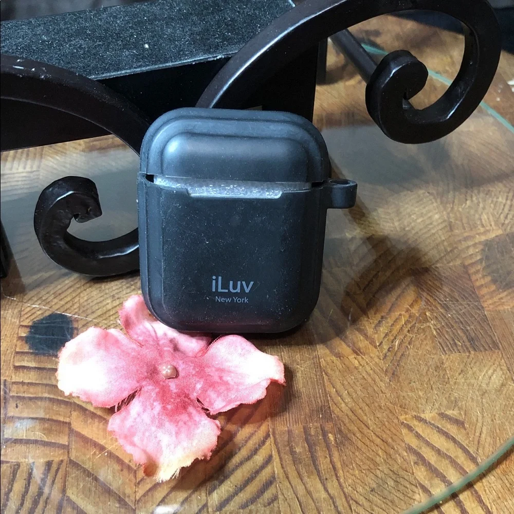 i Luv New York Black AirPods Case